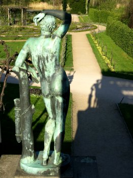 Adonisstatue mit Schatten am Schloss Charlottenhof